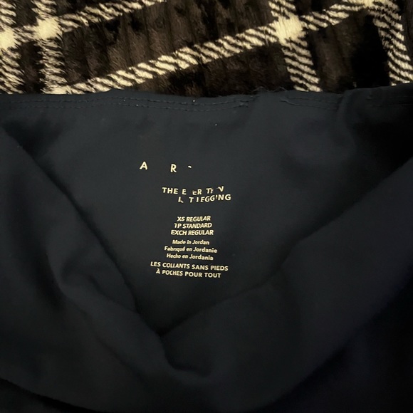 American Eagle leggings, navy blue with pockets size extra small - Picture 2 of 2